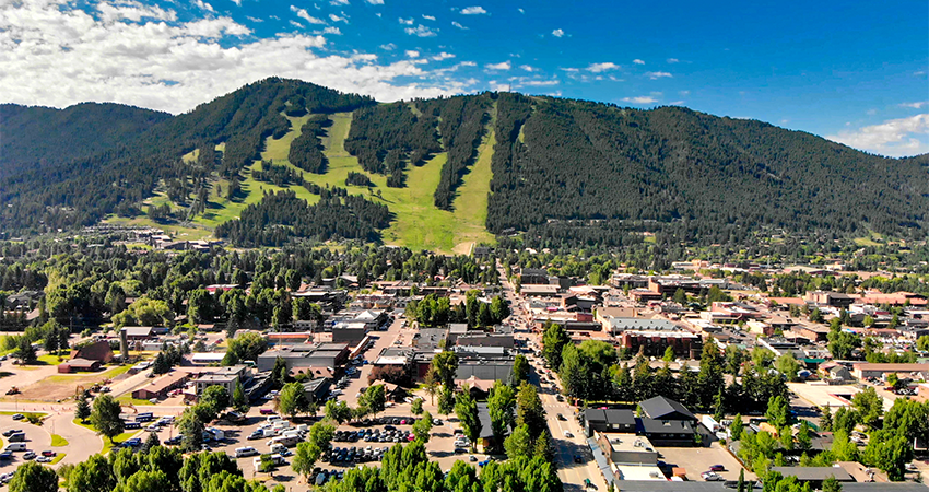 Image of a small mountain town at the bottom of a mountain on a sunny day